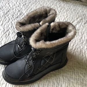 Womans Totes water/snow boots. Size 7 no heel